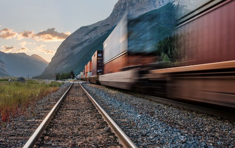 Turista muere en Tailandia al caer del tren de la muerte por hacerse selfie