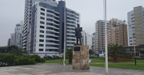 Portada: Miraflores prohíbe acceso al parque Grau tras ser declarado como zona intangible