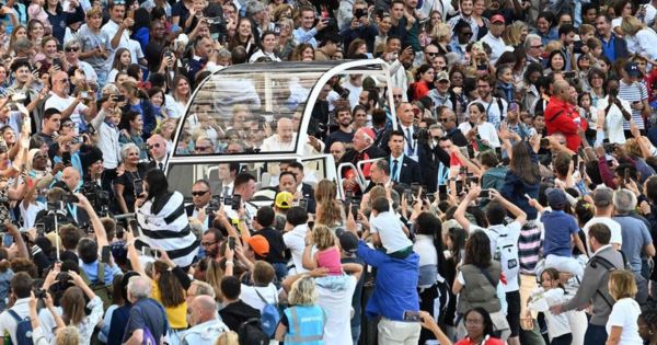 Francia: papa Francisco realizó una misa en Marsella dedicada a los migrantes ante 50.000 personas