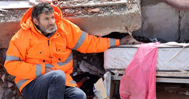 Terremoto en Turquía: padre se niega a soltar la mano de su hija muerta que se encuentra bajo escombros