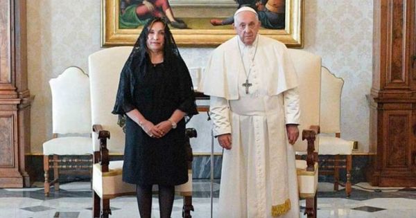 ¿Por qué Dina Boluarte vistió de negro durante su encuentro con el papa Francisco? Conoce la razón