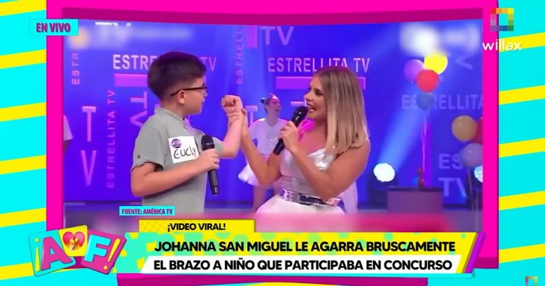 Johanna San Miguel le agarra bruscamente el brazo a niño que participaba en un concurso