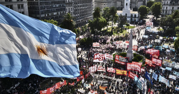 Portada: Argentina sufrirá recesión este 2024, alerta FMI