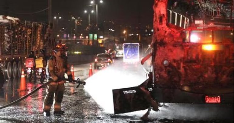 Portada: El Agustino: siete personas resultan heridas tras incendio de bus en vía Evitamiento