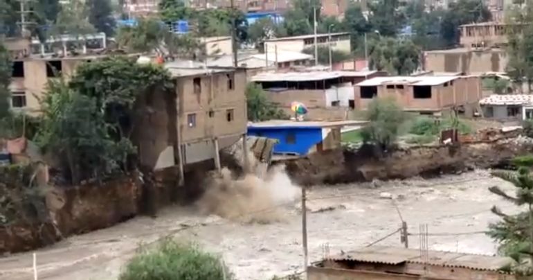 Chosica: vivienda de tres pisos se derrumba por aumento de caudal del río Rímac