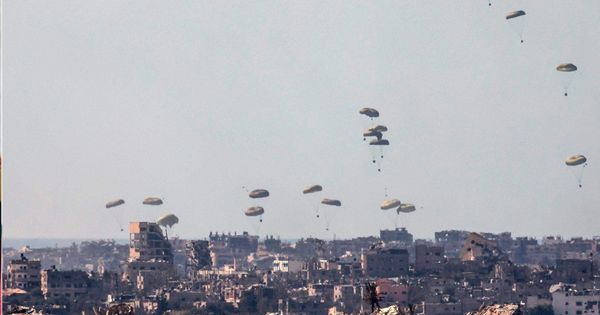 Portada: Estados Unidos lanzó quinta carga aérea de alimentos y agua sobre Gaza