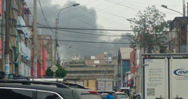 La Victoria: reportan incendio en almacén de reciclaje en zona de Gamarra