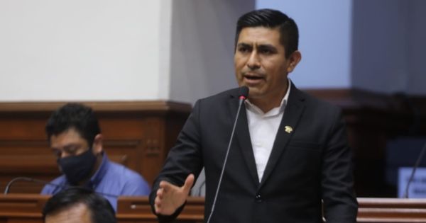 Alex Flores no descarta moción de censura contra Alejandro Soto: "Debe dar un paso al costado"