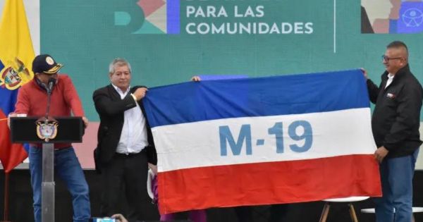 Portada: ¡Inaudito! Gustavo Petro exhibió bandera del grupo terrorista M-19 durante acto público