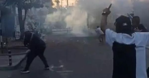 Barristas de Universitario y Sporting Cristal se enfrentaron en las calles de Ate