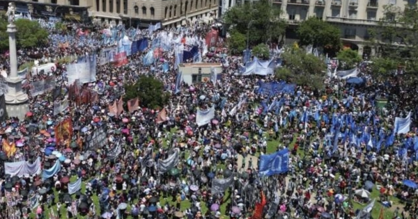 Argentina: protestan contra gobierno de Javier Milei tras reformas para desregularizar economía