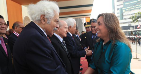 Dina Boluarte rinde homenaje a defensores de la democracia: “Firmes para vencer remanentes del terrorismo”