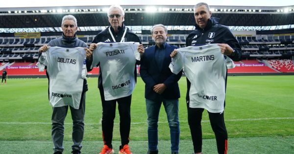 Portada: Selección peruana: Jorge Fossati y Juan Carlos Oblitas recibieron homenaje del Club LDU de Quito