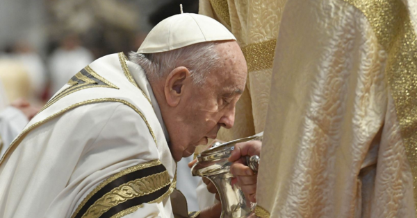 Jueves Santo: en silla de ruedas, el papa Francisco lavó pies de 12 reclusas en Italia
