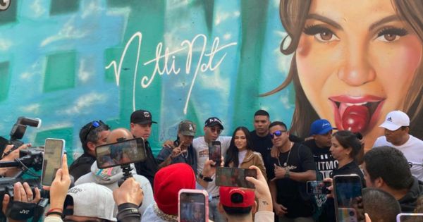 Portada: Natti Natasha se mostró emocionada con el mural en su honor que le realizaron en La Victoria