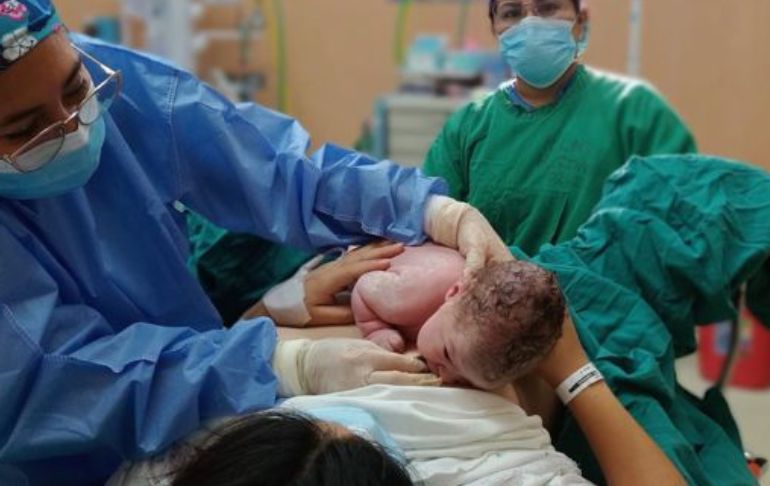 Tres bebés nacieron minutos después de Navidad en hospitales de EsSalud