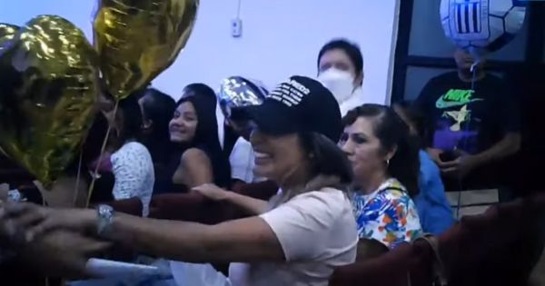 Portada: Pamela López orgullosa de Christian Cueva por 'entregarse a Cristo': le llevó globos y flores azules