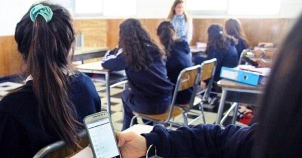 Congreso: proponen ley que prohíbe uso de celulares durante dictado de clases