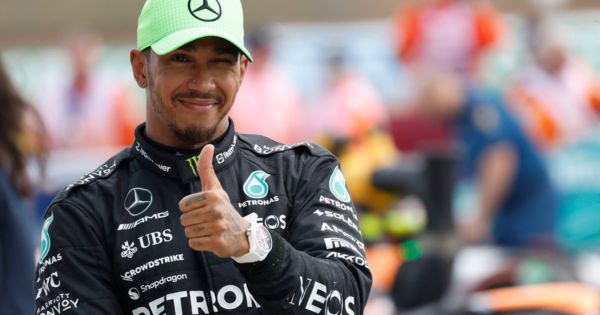 Lewis Hamilton extiende su vínculo con Mercedes