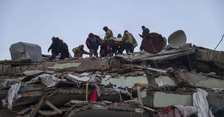 ¡Un milagro! Rescatan a cinco miembros de una familia tras estar 129 horas bajo los escombros