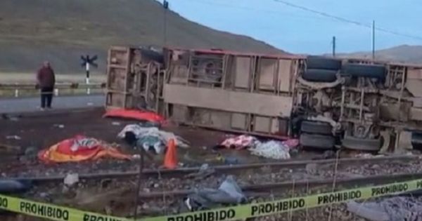 Portada: Fatal accidente en Puno: bus interprovincial se vuelca y deja 11 muertos