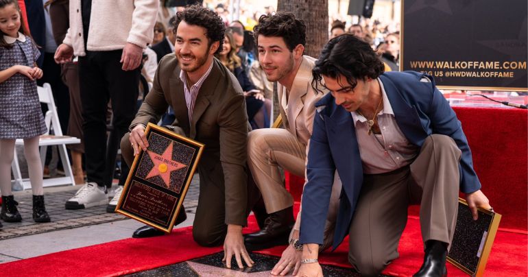 Los Jonas Brothers recibieron su estrella en el paseo de la fama de Hollywood