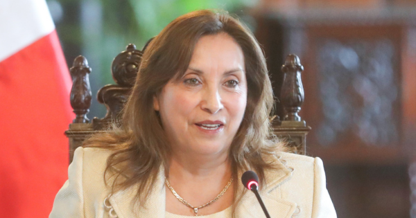 Dina Boluarte: denuncian que su gobierno gasta medio millón de soles en contratos duplicados