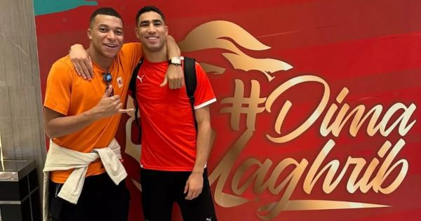 Portada: Kylian Mbappé se relaja junto a Achraf Hakimi por las calles de Barcelona