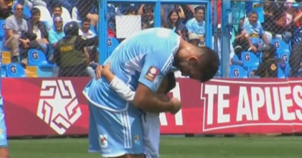 Martín Cauteruccio vivió un emotivo momento: niño ingresó al campo de juego para abrazar al delantero de Sporting Cristal