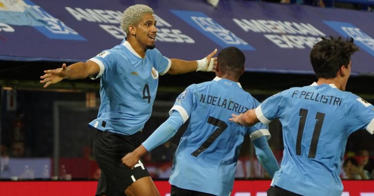 Argentina pierde largo invicto tras caer en casa contra Uruguay en la  eliminatoria al Mundial; Brasil sufre segunda derrota consecutiva