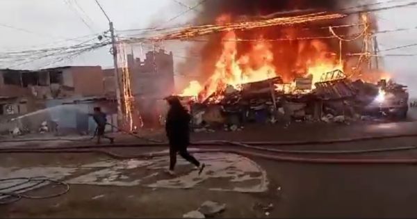 Portada: Chorrillos: incendio se registró en vivienda que era usada como depósito