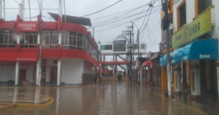 Intensa lluvia con tormenta eléctrica cayó en la ciudad de Tumbes durante dos horas consecutivas