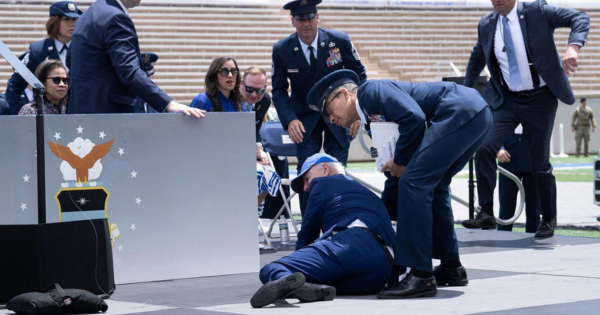 Portada: Joe Biden se cae tras tropezar en ceremonia de la Fuerza Aérea