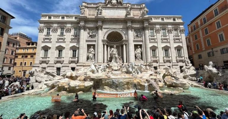 Activistas climáticos de Italia vandalizan la Fontana de Trevi: arrojaron líquido negro en el agua