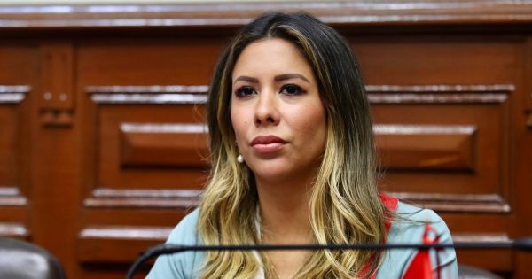 Rosselli Amuruz presenta denuncia constitucional contra Digna Calle y pide su inhabilitación por 10 años