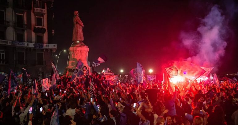 La fiesta del Napoli por el título de la Serie A terminó en tragedia: un muerto y 200 heridos