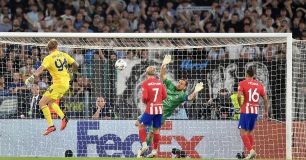 ¡Un héroe con guantes! Arquero de la Lazio marcó el empate agónico ante el Atlético de Madrid (VIDEO)