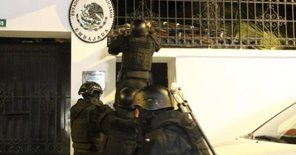 Ecuador: policías irrumpieron embajada de México en Quito y detuvieron a exvicepresidente Jorge Glas