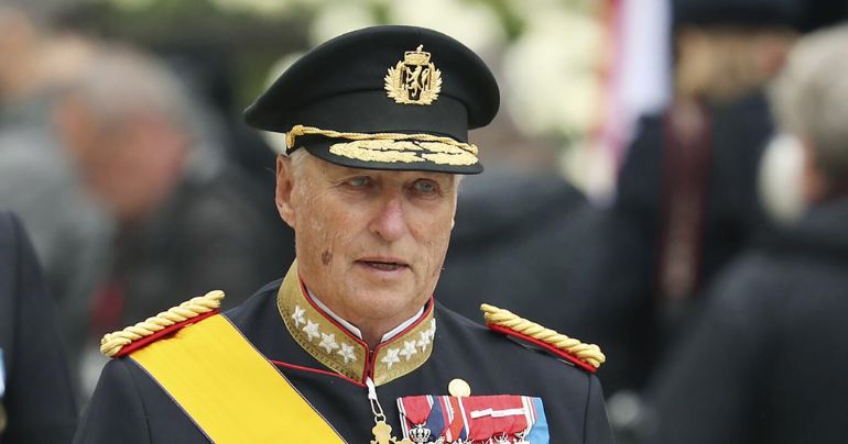 Noruega: Implantan un marcapasos al rey Harald V, hospitalizado en Malasia