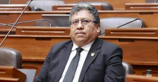 Congresista Jorge Flores Ancachi fue impedido de salir del país, al intentar viajar a China