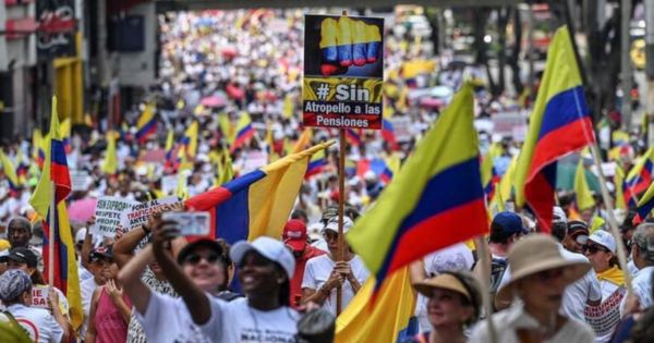 Portada: Miles de colombianos protestan contra el Gobierno de Gustavo Petro