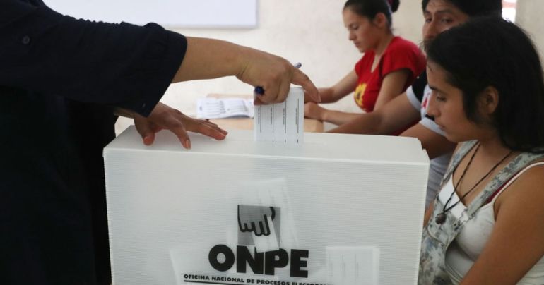 Comisión de Constitución del Congreso aprobó ampliar jornada electoral a 10 horas y garantizar voto de reclusos