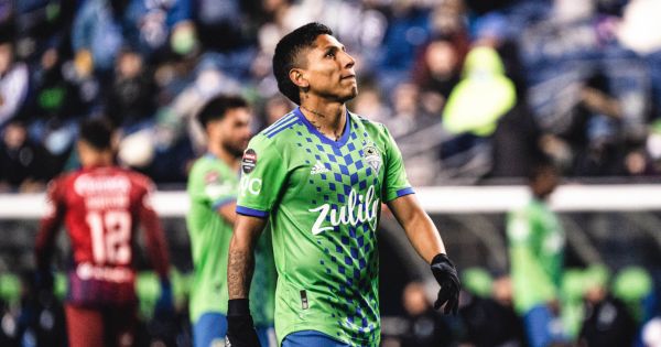 Portada: Raúl Ruidíaz apartado del Seattle Sounders por fuerte discusión con su entrenador