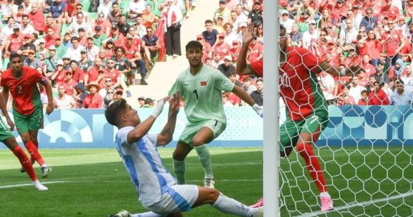 Argentina perdió 2-1 ante Marruecos por París 2024: VAR anuló un gol después de hora y media