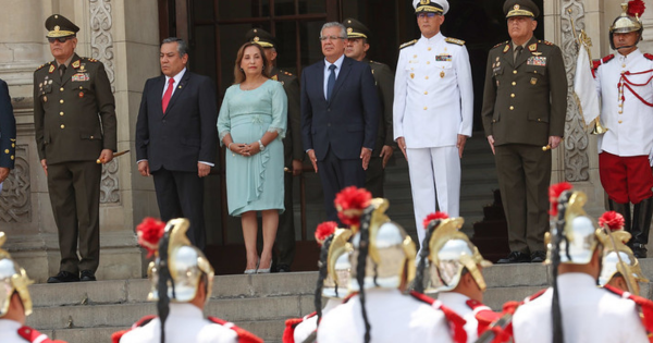 ¿Espaldarazo? Dina Boluarte participó de cambio de guardia con altos mandos de las Fuerzas Armadas