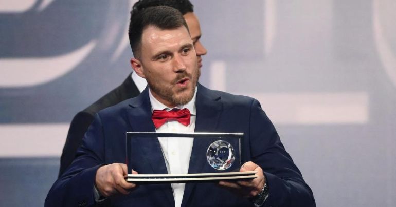 Una lección de vida: Marcin Olesky ganó el premio Puskás por anotar el mejor gol del año con muletas