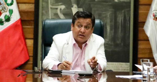 César Vásquez incrementa incertidumbre al negar que Alex Contreras haya renunciado al MEF