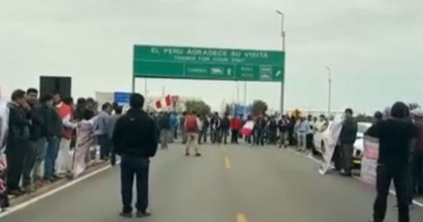 Portada: Tacna: transportistas protestan en la frontera con Chile y bloquean vía