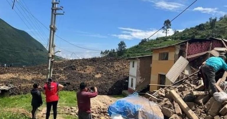 Huaral: deslizamiento de cerro sepulta colegio, varias viviendas y deja tres personas desaparecidas