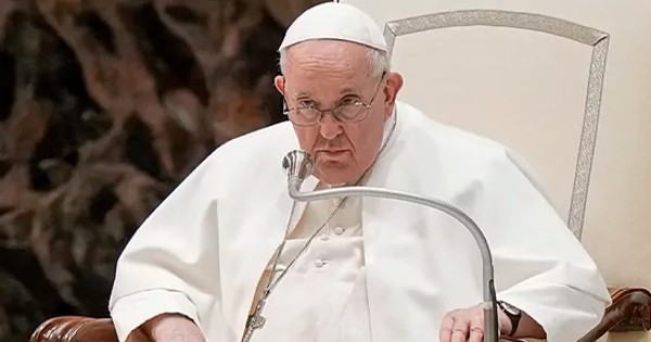 Papa Francisco dice que sacerdotes pueden bendecir uniones de parejas del mismo sexo